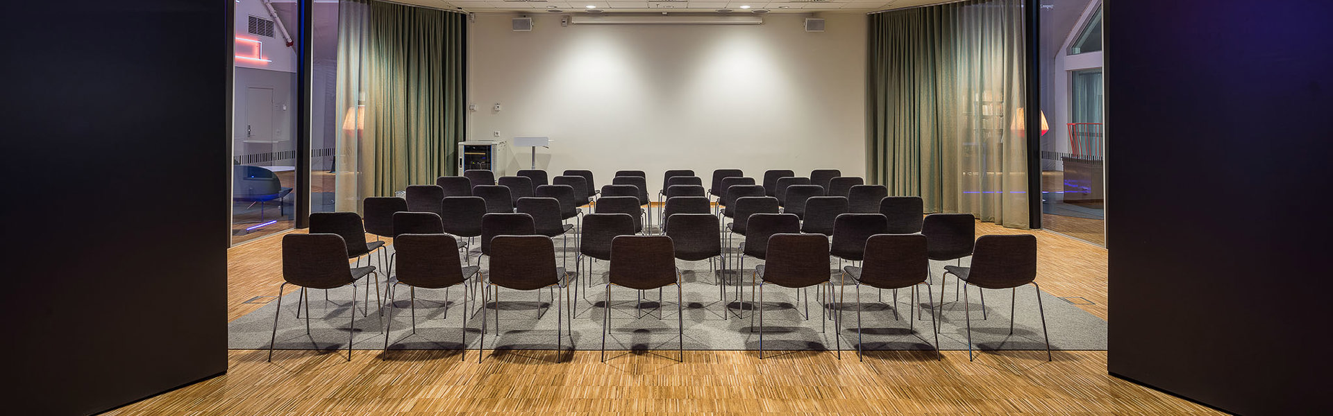 Foto av föreläsningssal med uppställda stolar på Stadsarkivet Liljeholmskajen